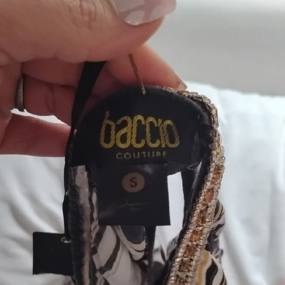 Elegant Backless Striped and Floral Dress - Picture 3 of 3